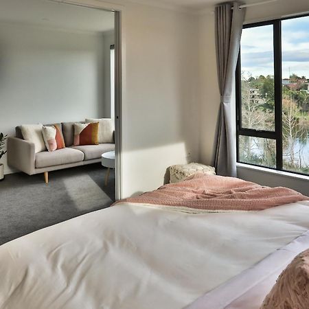 Amazing The Waikato River-View Brand New Villa With 4 Bedrooms Хамилтън Екстериор снимка